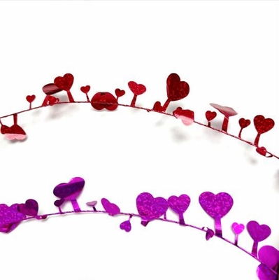 As faixas coloridas do amor puxam a decoração das flores, a coroa do Dia dos Namorados, a coroa do amor.