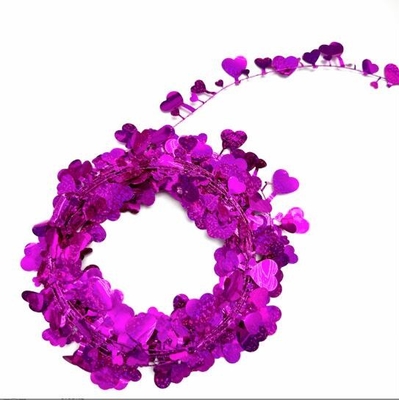 As faixas coloridas do amor puxam a decoração das flores, a coroa do Dia dos Namorados, a coroa do amor.
