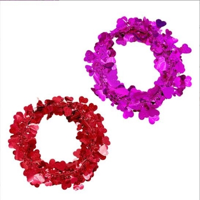 As faixas coloridas do amor puxam a decoração das flores, a coroa do Dia dos Namorados, a coroa do amor.