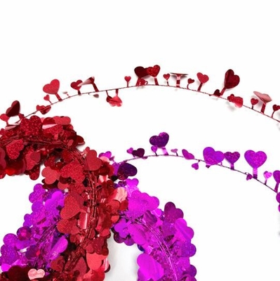 As faixas coloridas do amor puxam a decoração das flores, a coroa do Dia dos Namorados, a coroa do amor.