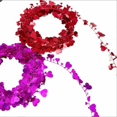 As faixas coloridas do amor puxam a decoração das flores, a coroa do Dia dos Namorados, a coroa do amor.