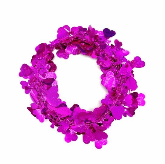 As faixas coloridas do amor puxam a decoração das flores, a coroa do Dia dos Namorados, a coroa do amor.